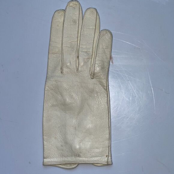 Vintage 50s/60s Size 6 off white leather gloves with pearl button at wrist - Picture 5 of 9